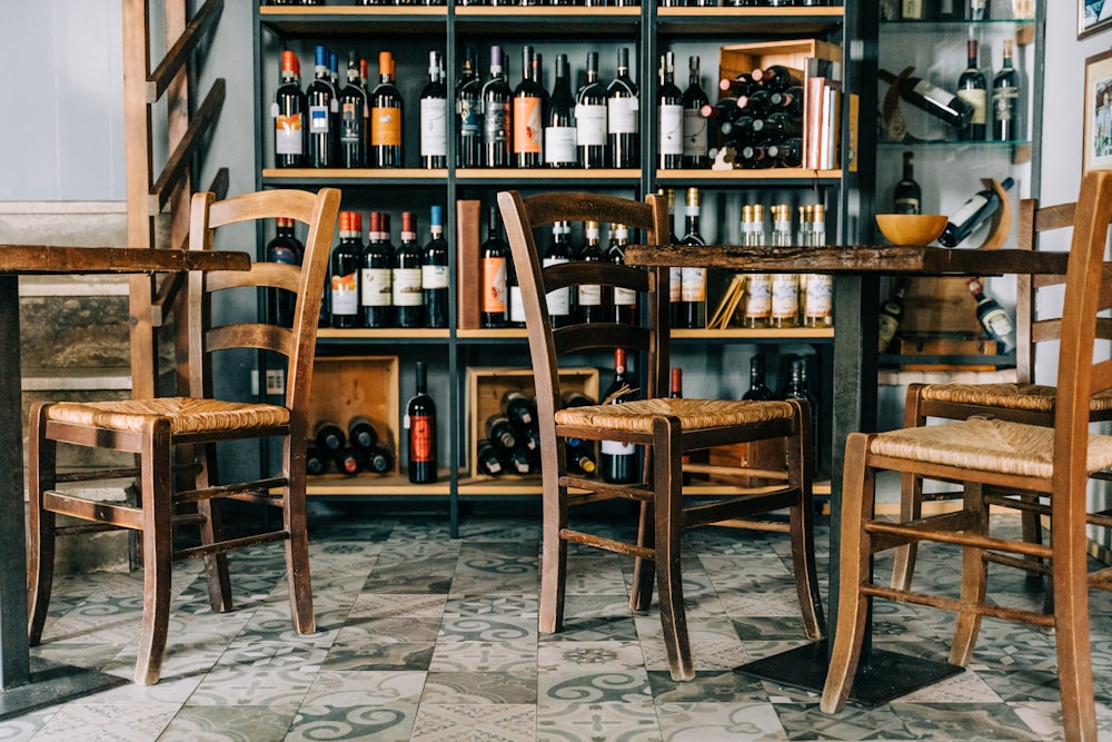 Chaises et table en bois marron