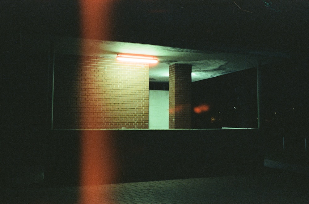 Edificio de hormigón marrón y blanco durante la noche