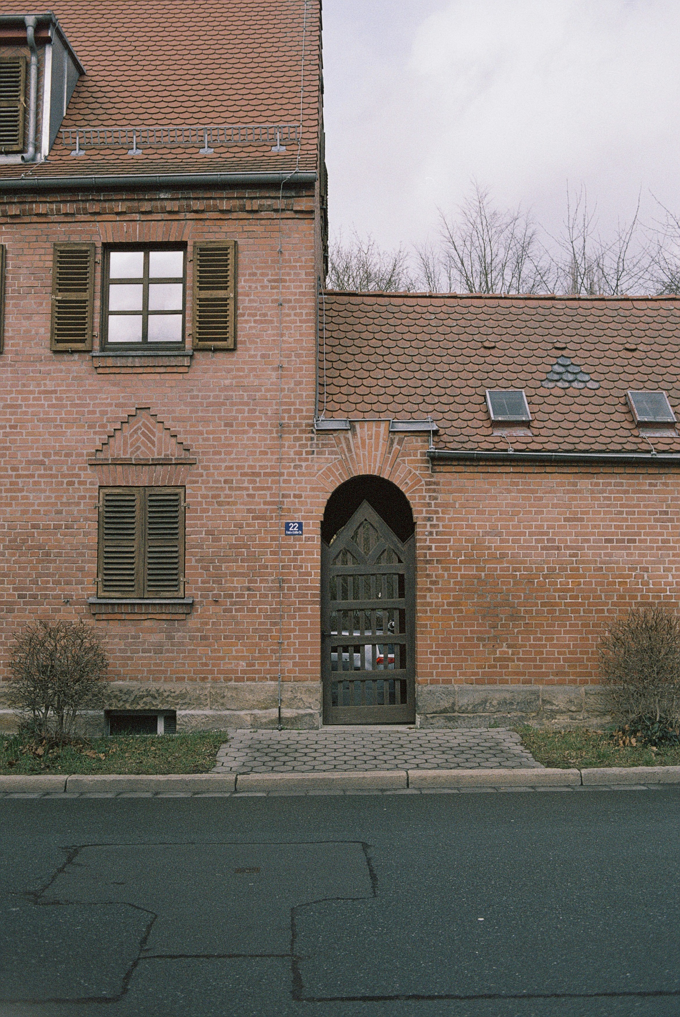 Brick house with vintage wooden window shutter and door. Made with Leica R7 (Year: 1994) and Leica Summicron-R 2.0 35mm (Year: 1978). Analog scan via Foto Brinke Forchheim: Fuji Frontier SP-3000. Film reel: Kodak DXN Color 200 (expired 2005)