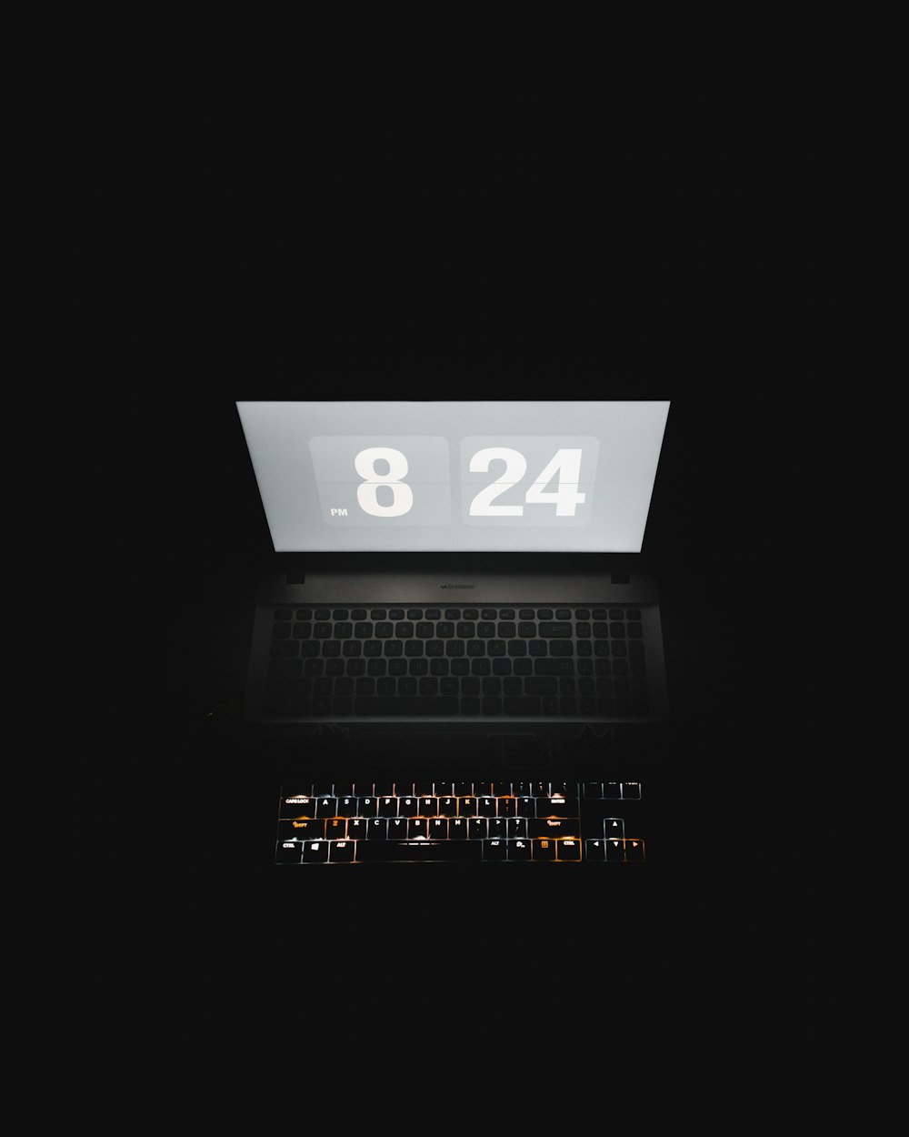 Ordenador portátil negro con el número 2