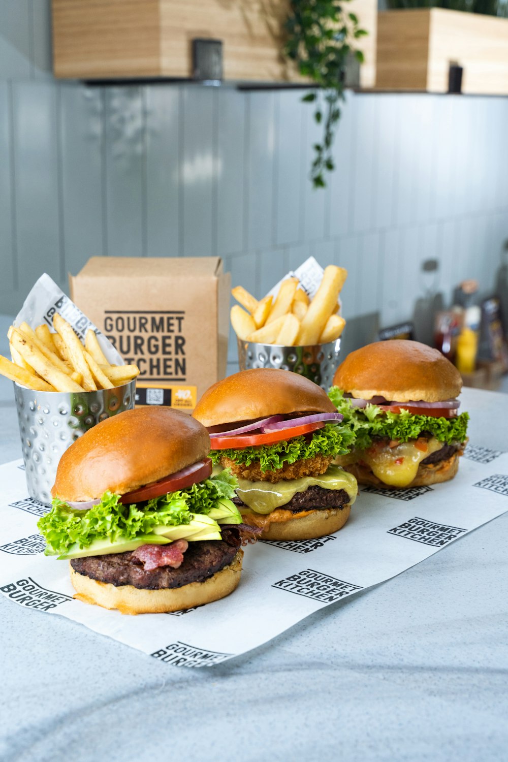 Burger avec laitue et frites