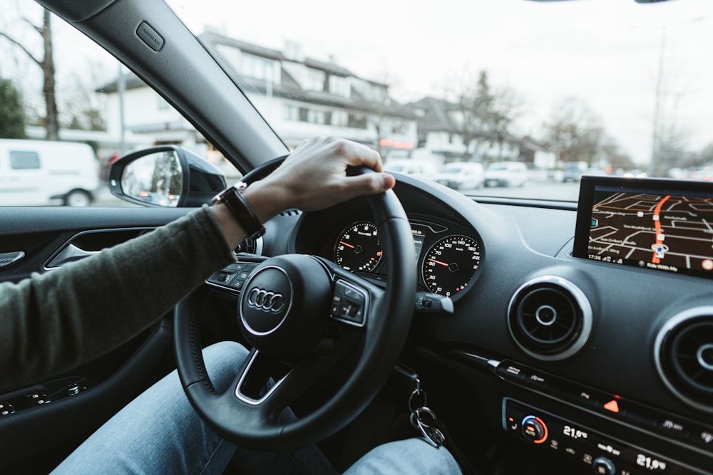 personne conduisant une voiture pendant la journée