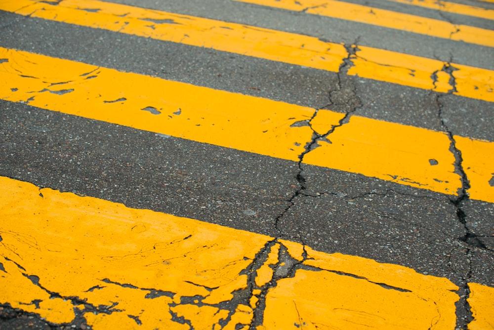 黄色と灰色のコンクリート道路