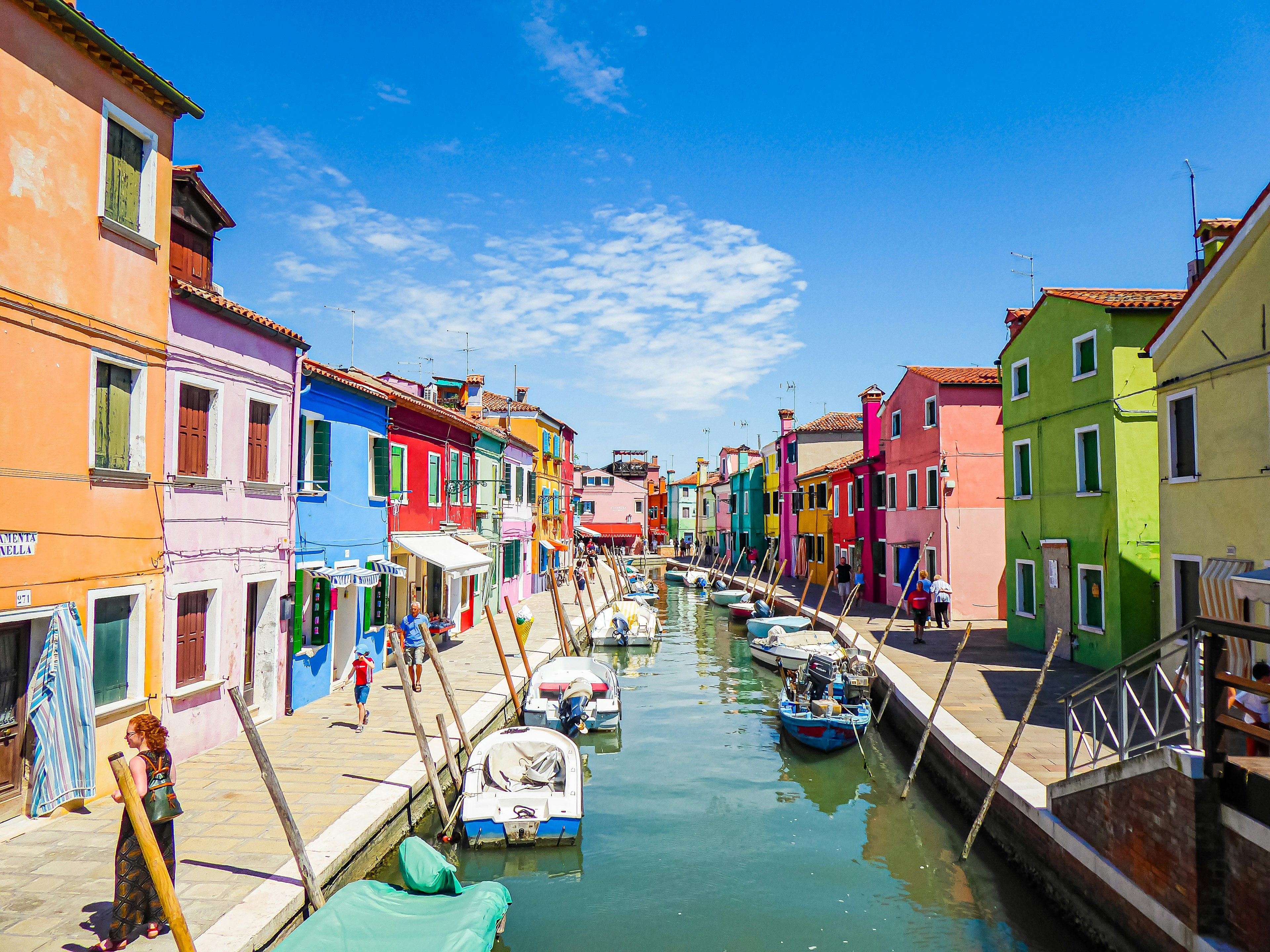 una colorata via di burano, vederla è un'esperienza da non perdere a venezia