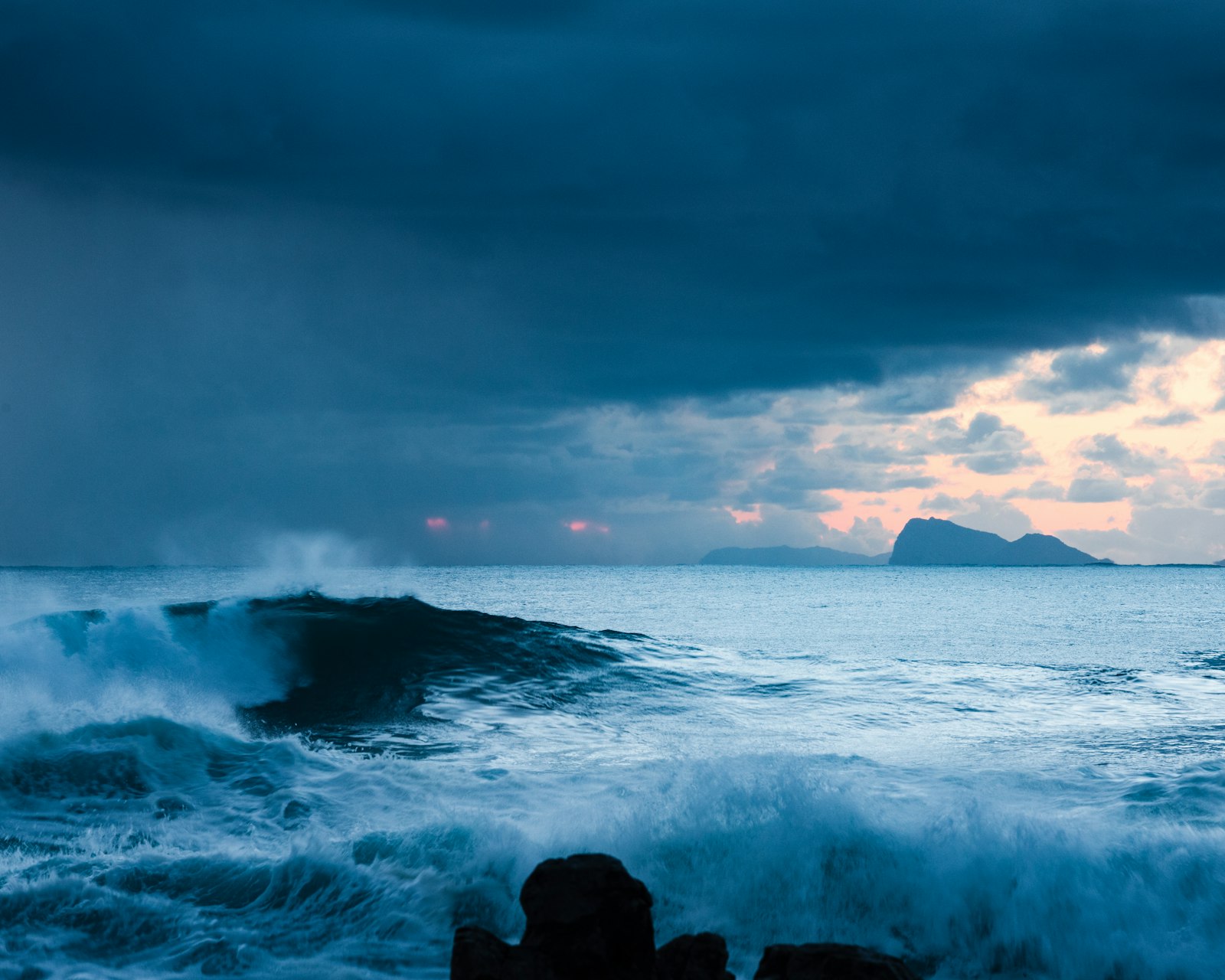 Canon EF 70-200mm F4L IS USM sample photo. Ocean waves crashing on photography