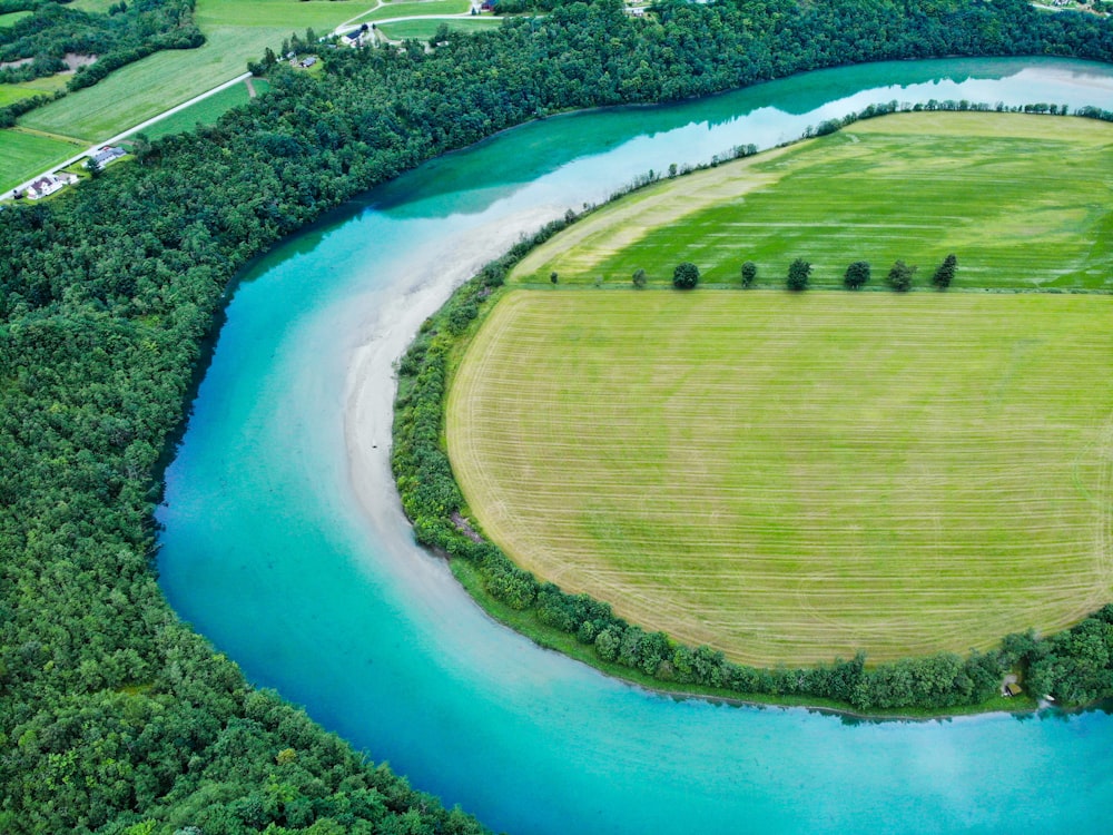 Vista aérea de un campo de hierba verde cerca del cuerpo de agua durante el día