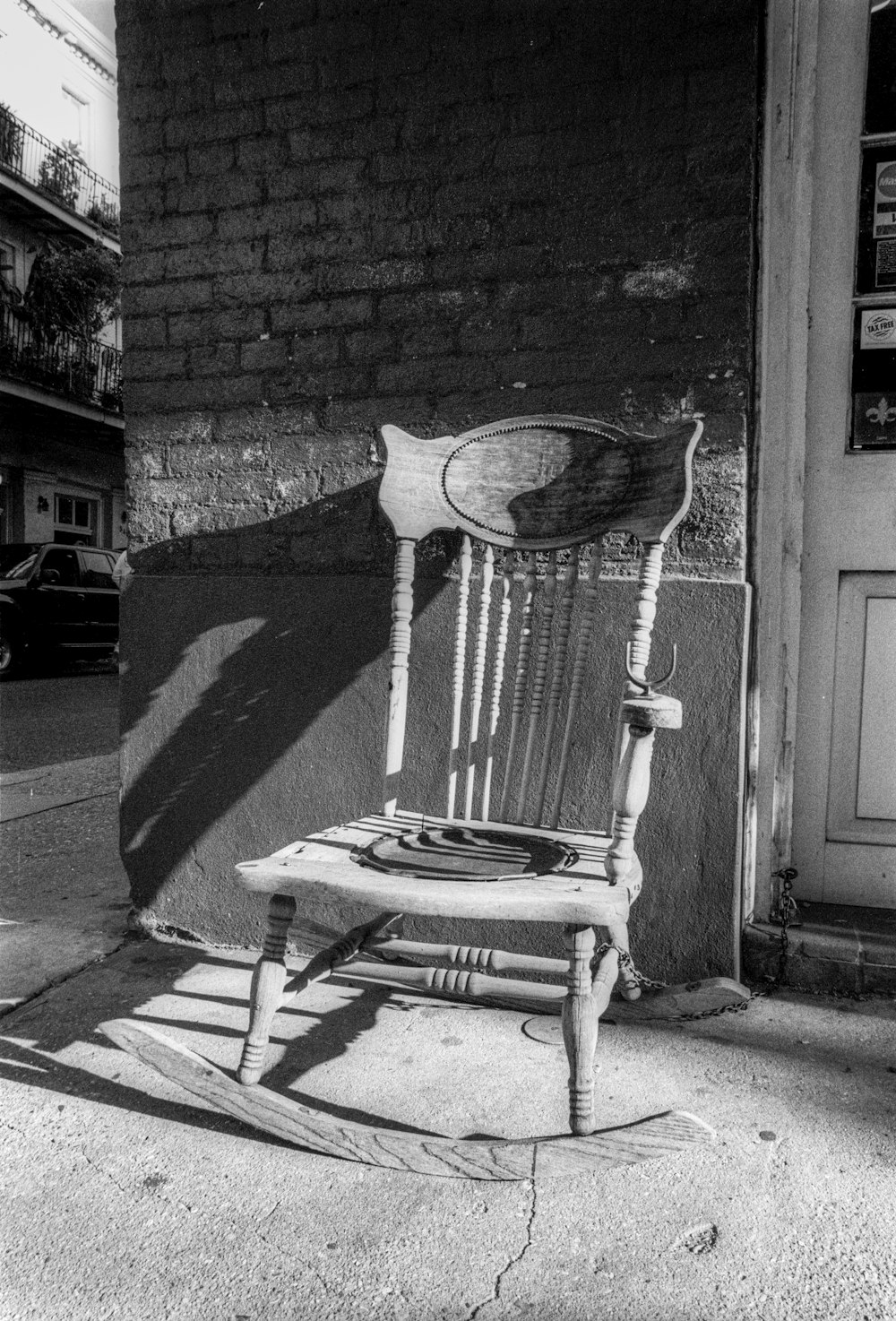 Photo en niveaux de gris d’une chaise en bois