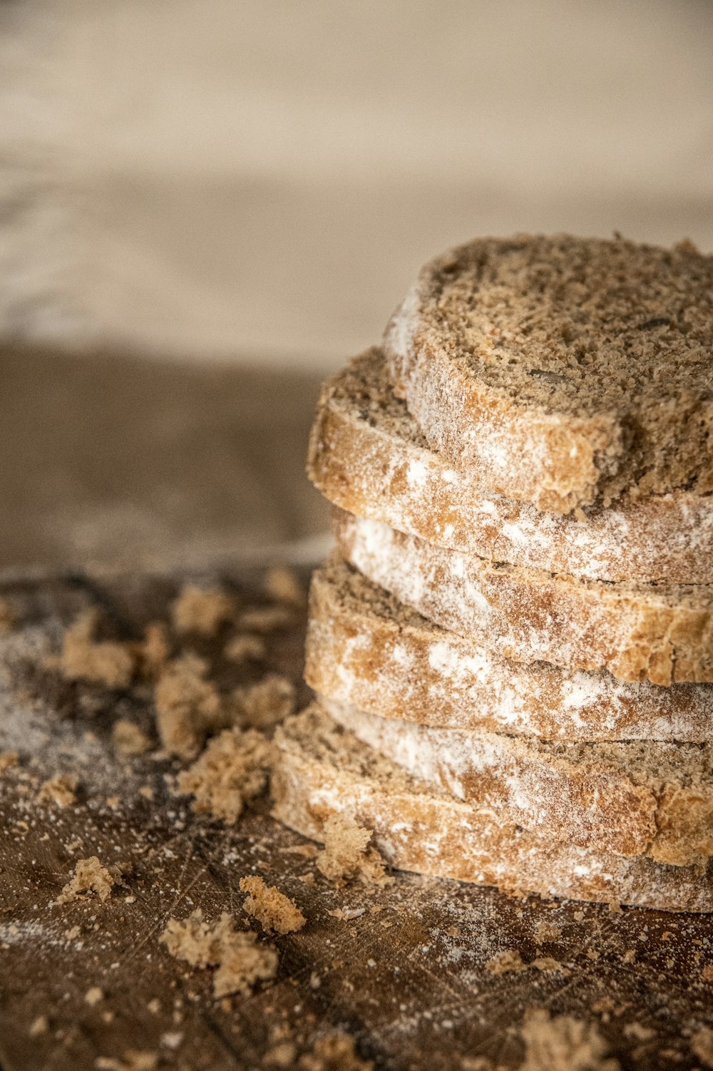 biscoitos marrons na areia preta