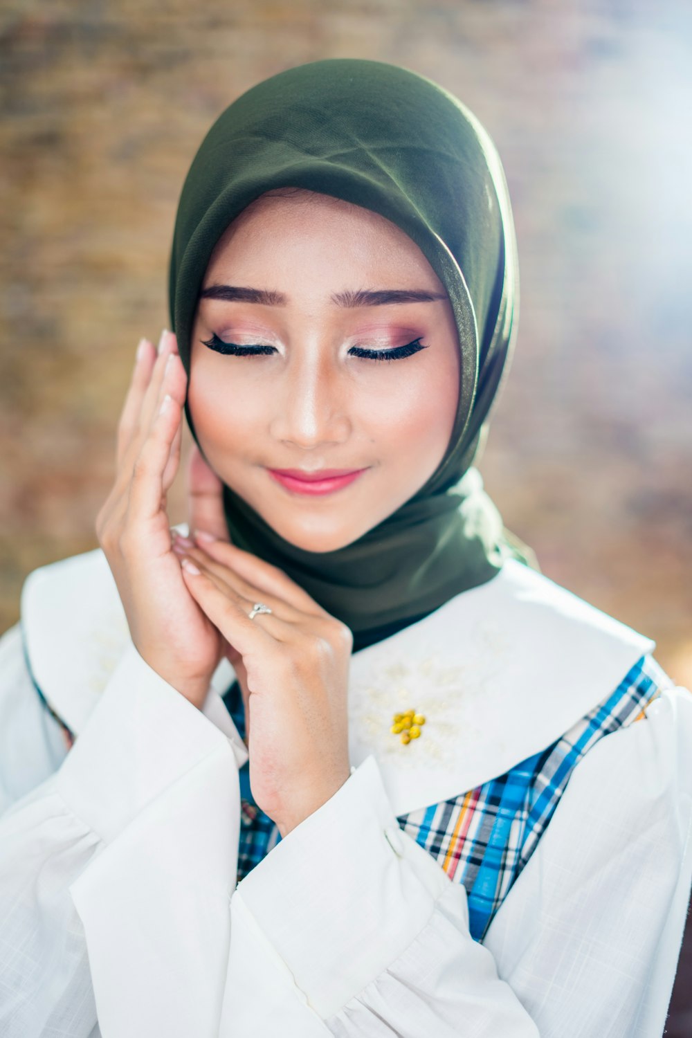 woman in white and blue hijab