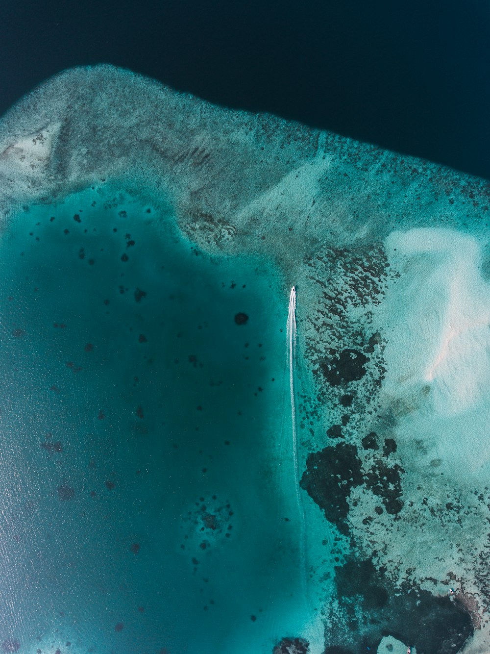 éclaboussures d’eau sur sable brun