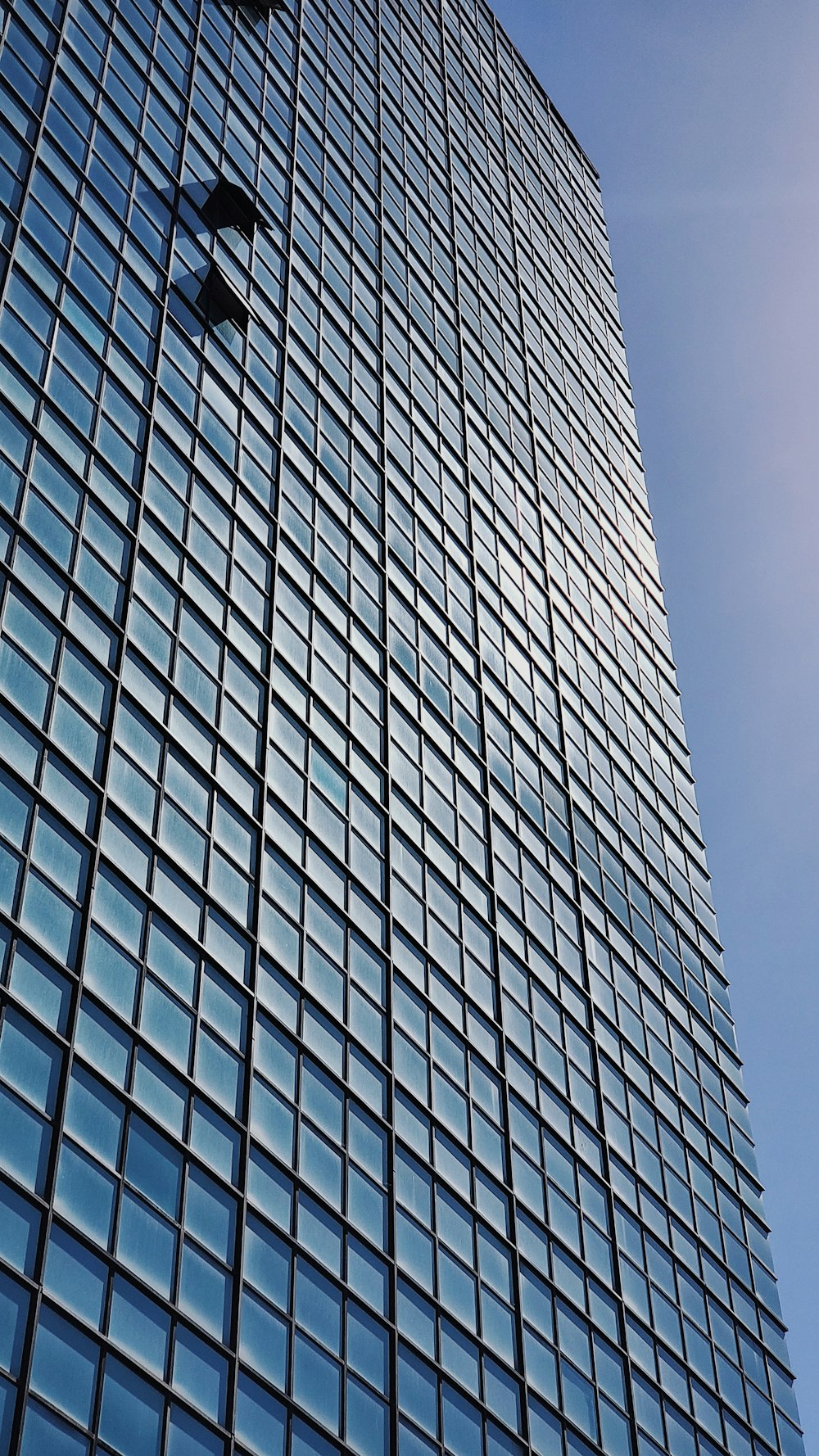 Edificio de gran altura con paredes de vidrio azul y blanco