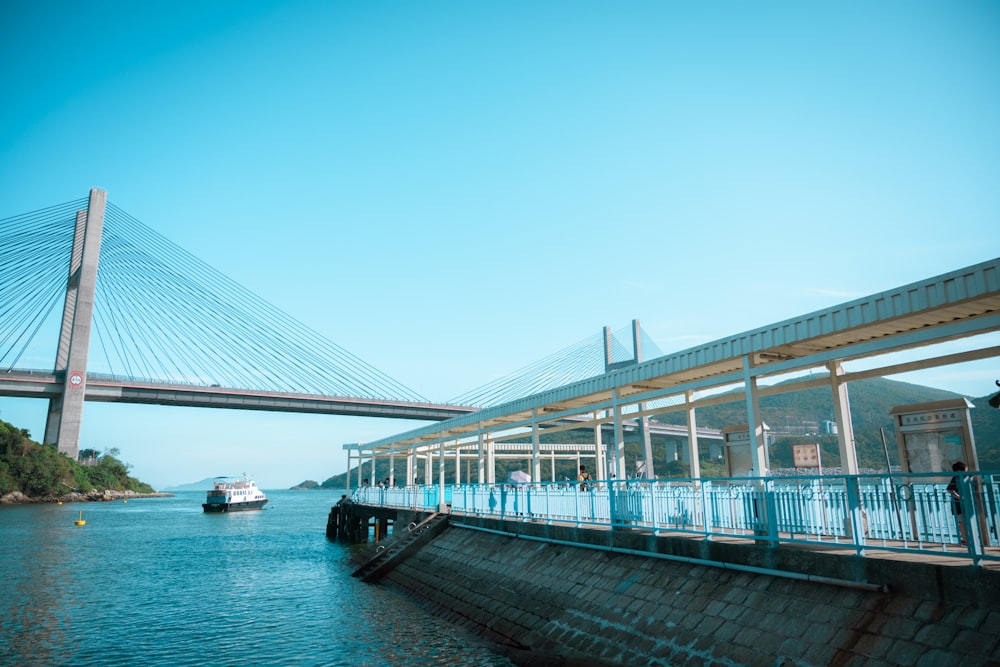 ponte bianco e marrone sul mare blu sotto il cielo blu durante il giorno