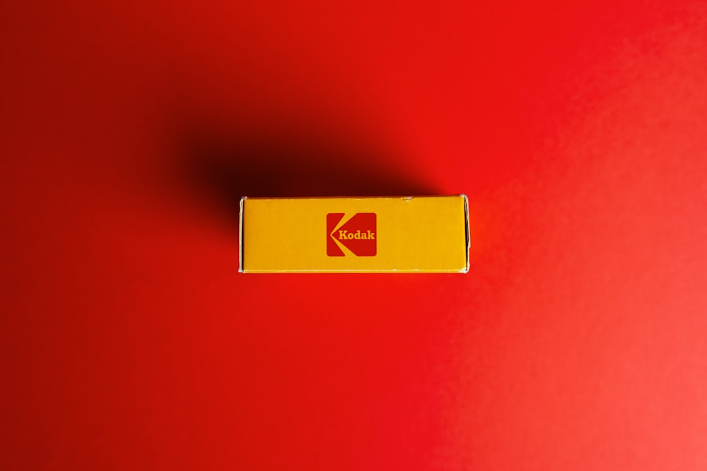 赤と黄色の禁煙標識