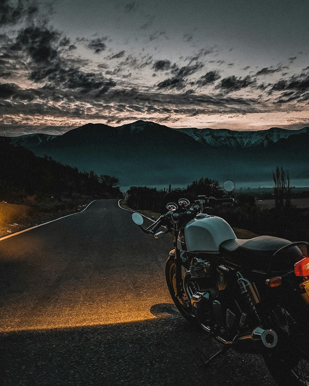 moto cruiser noir et argent sur la route pendant la journée