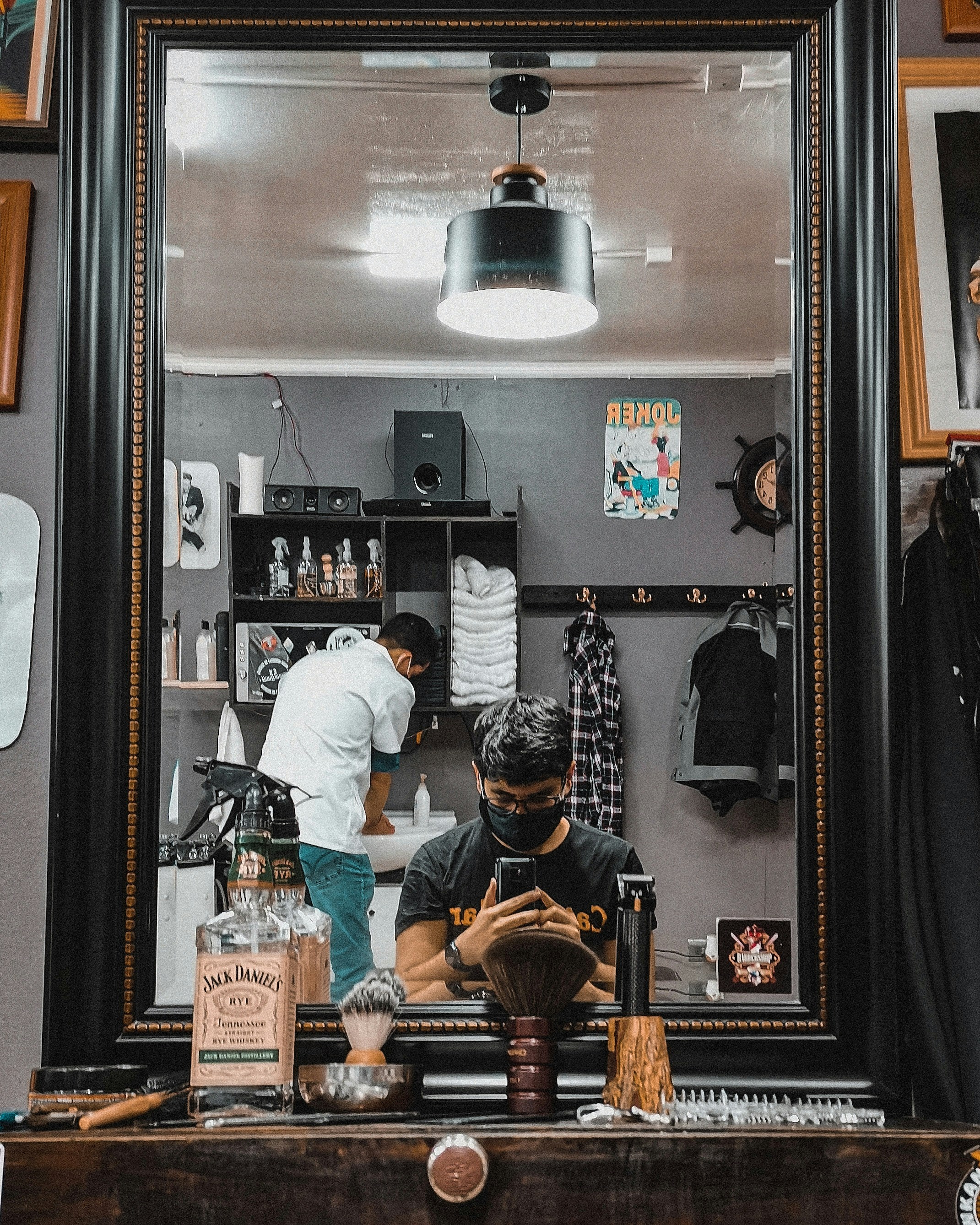 hombre en camisa de vestir blanca sentado en la silla