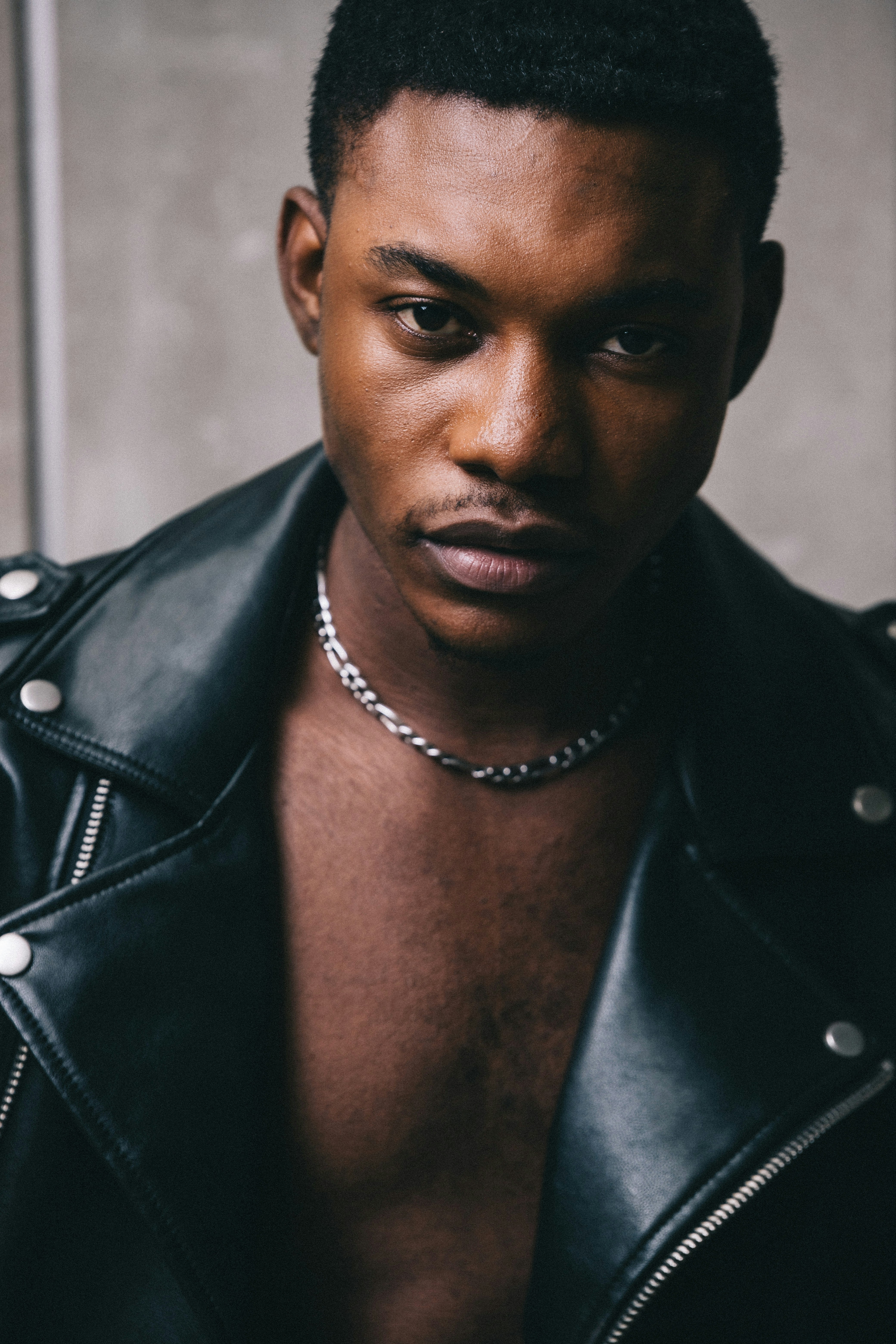 great photo recipe,how to photograph man in black leather jacket
