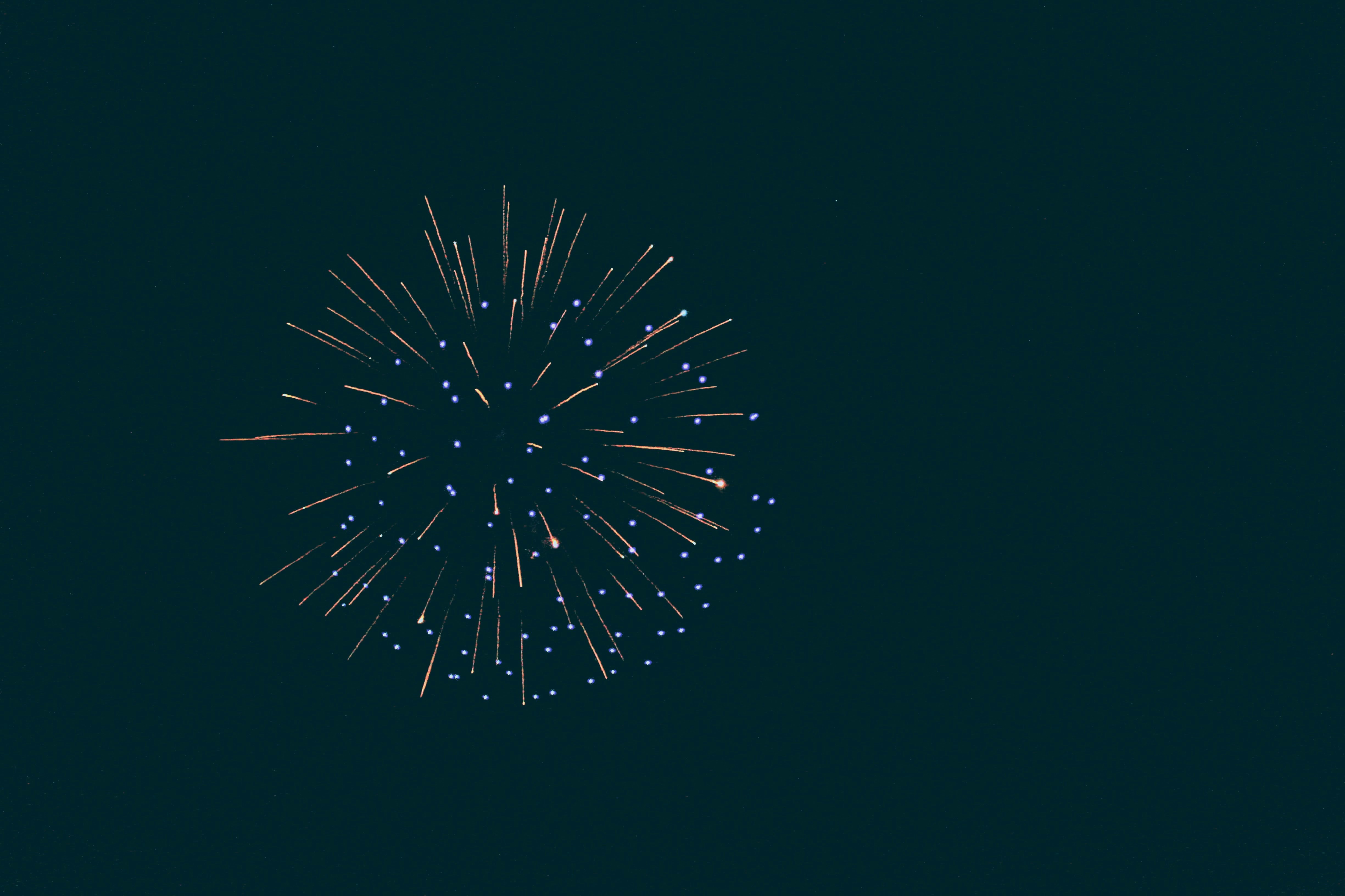 赤い花火の写真 Unsplashで見つける自然の無料写真