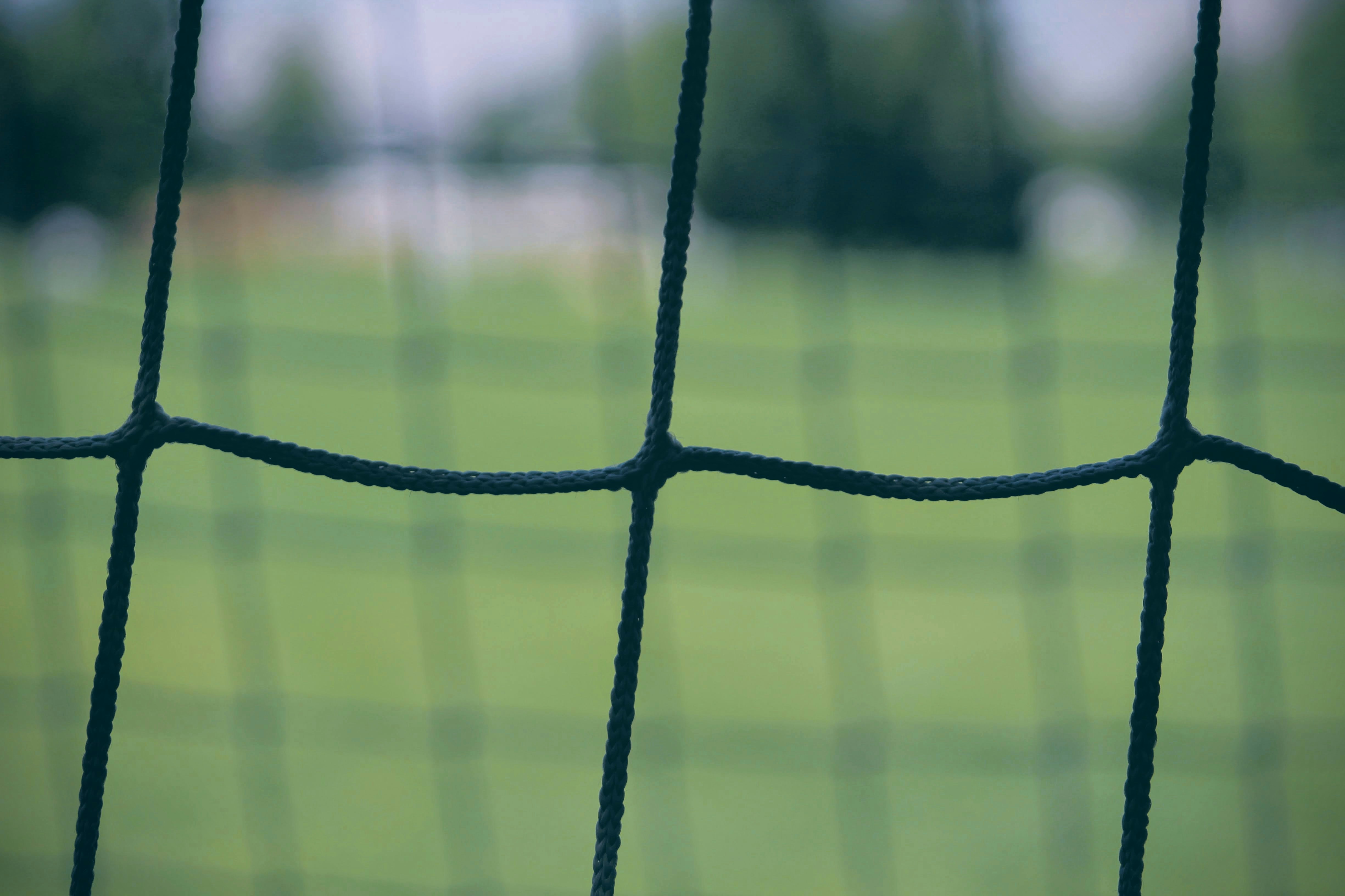 Valla de metal negro con campo de hierba verde foto – Imagen de Gris  gratuita en Unsplash, image size:3000x2000