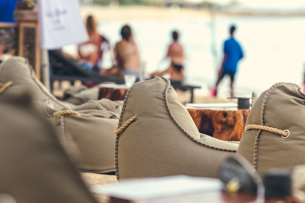 bolso de cuero marrón sobre mesa blanca