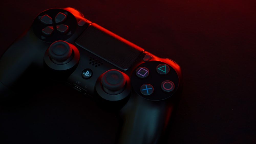 Foto Fotografia de foco seletivo do console Sony PS4 branco com controle  sem fio – Imagem de Jogos grátis no Unsplash