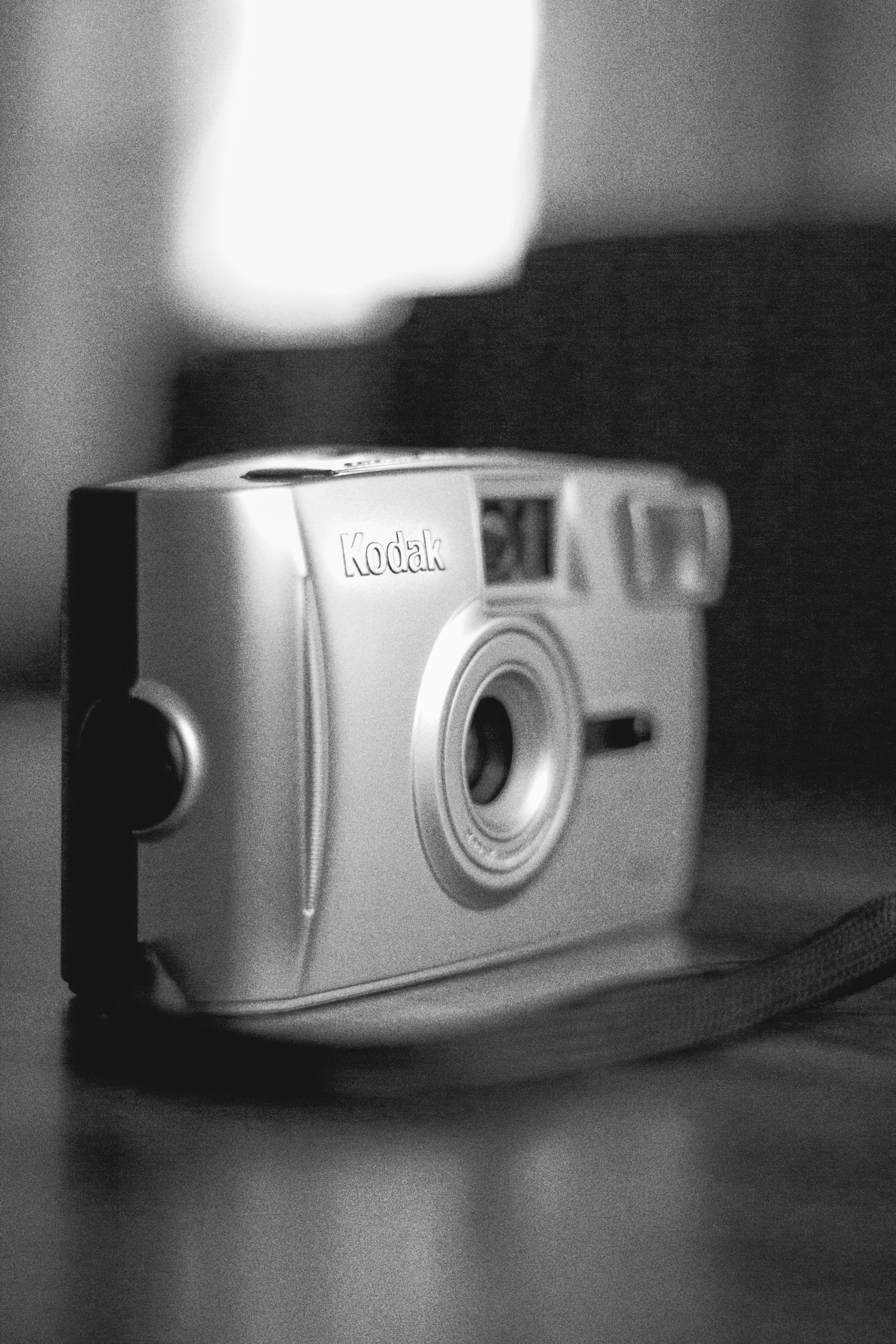 cámara de apuntar y disparar gris y negro