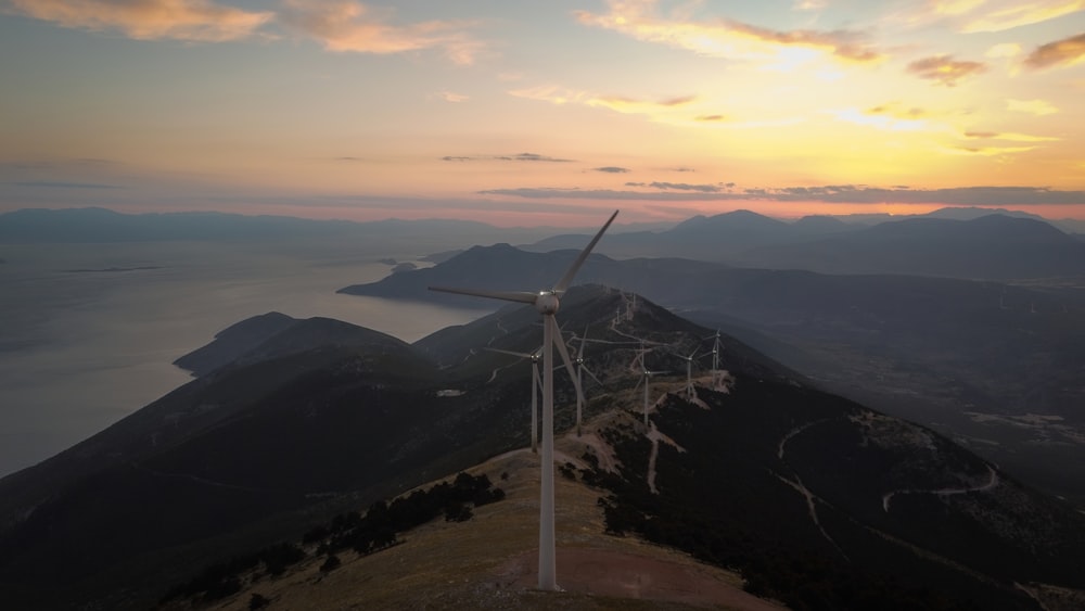 éolienne blanche au sommet de la montagne pendant la journée