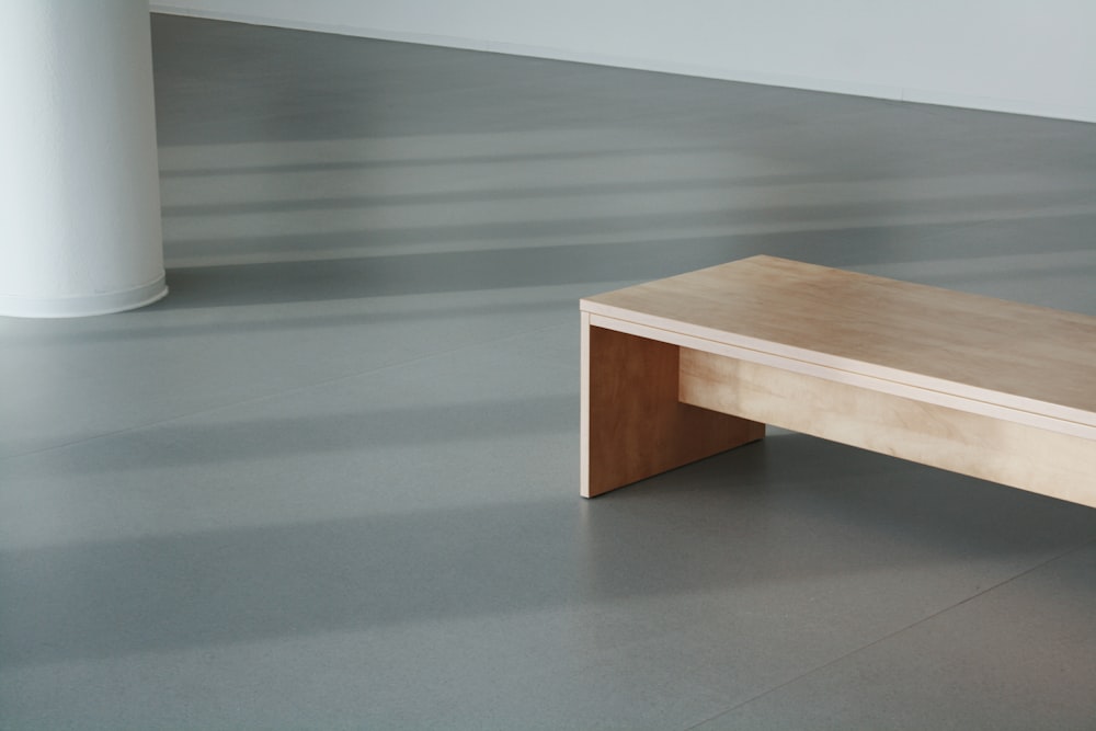 mesa de madera marrón sobre suelo gris