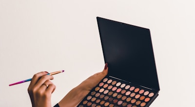 Compact powder makeup