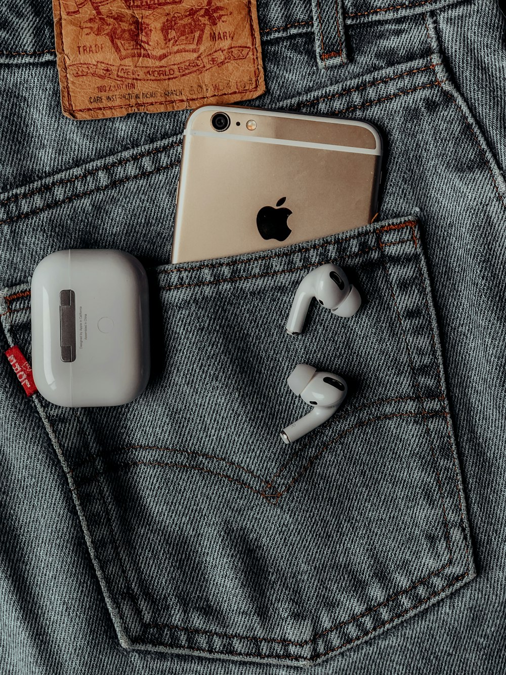 AirPods Apple blancs sur iPhone 6 argenté