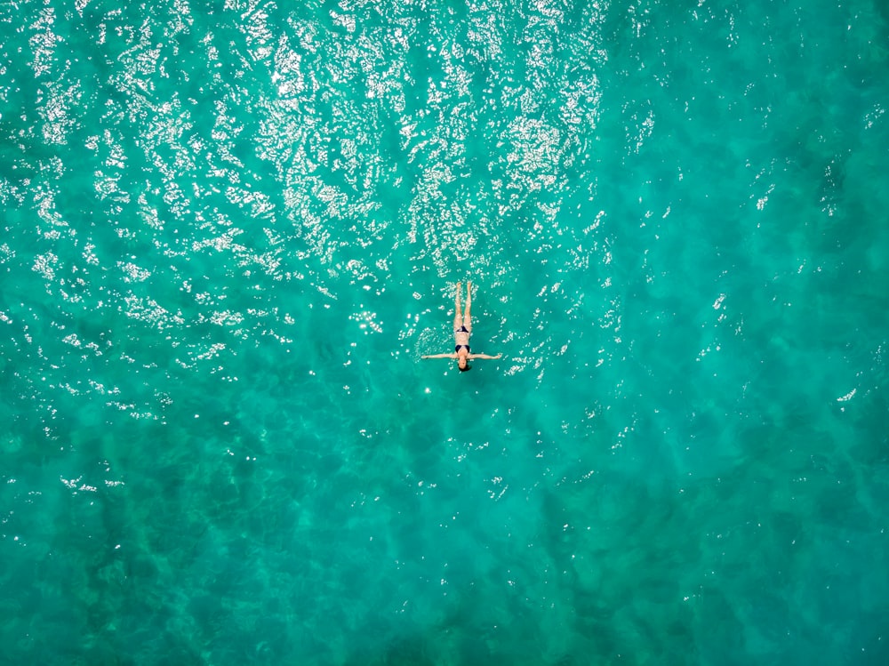 Luftaufnahme einer Person im Gewässer während des Tages