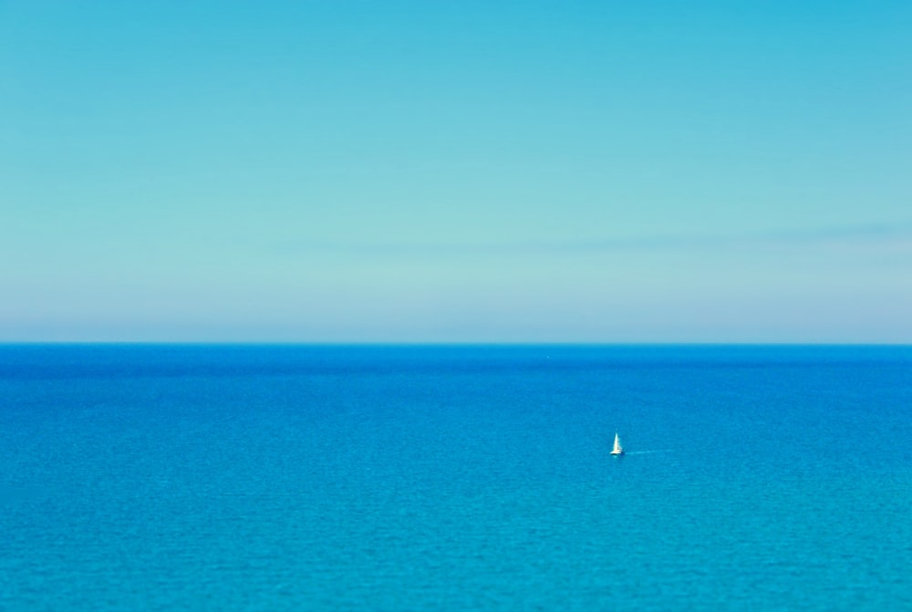 Bateau blanc sur la mer bleue sous le ciel bleu pendant la journée
