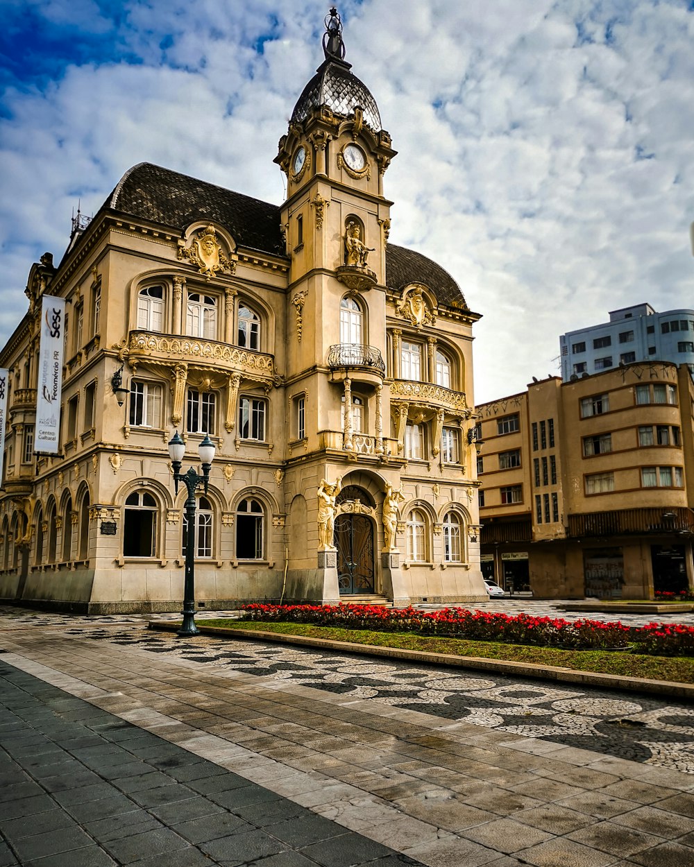 edifício de concreto marrom sob nuvens brancas durante o dia