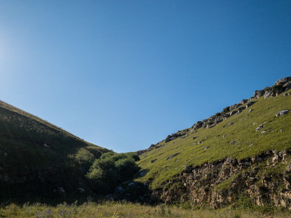 Montaña verde bajo el cielo azul durante el día