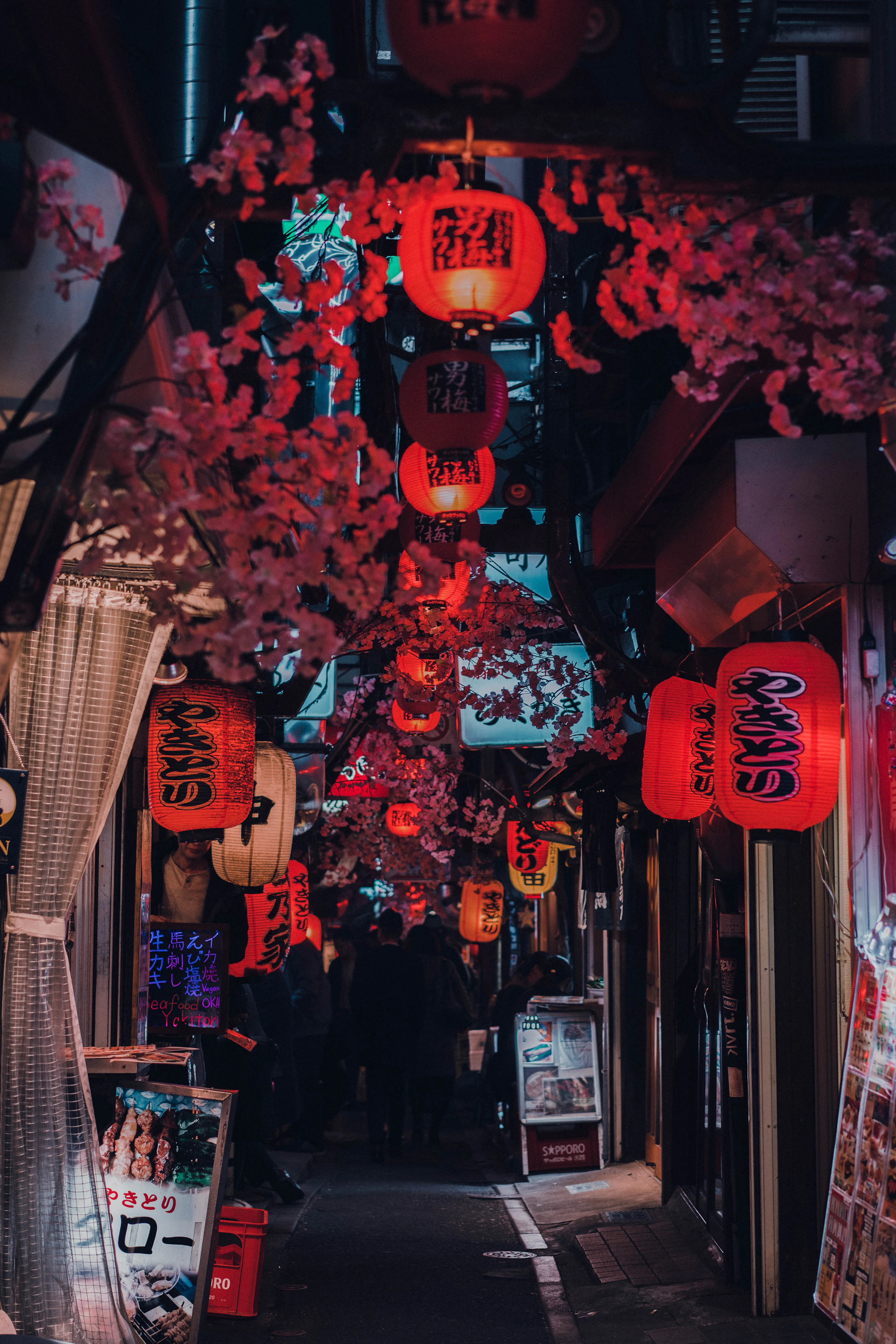 Rua decorada com lanternas vermelhas em um festival