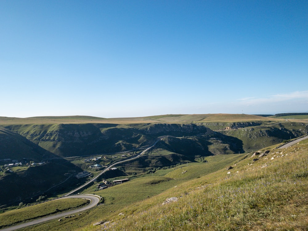 Una vista panorámica de un valle con una carretera sinuosa