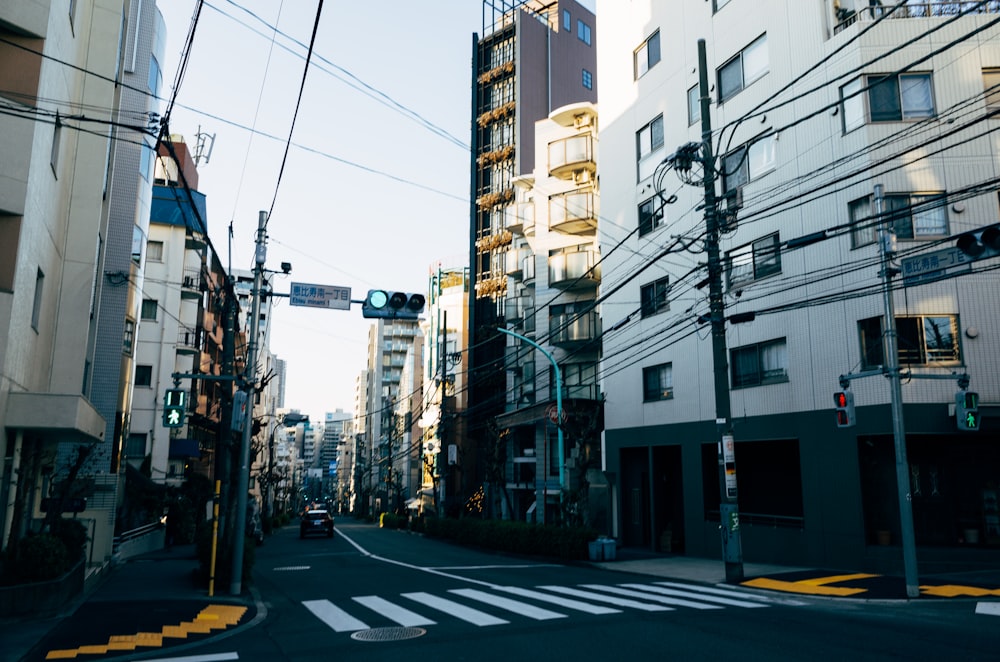 昼間の白と黒のコンクリートの建物