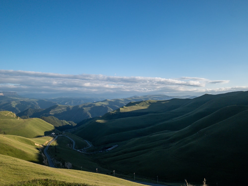 Montañas verdes bajo el cielo azul durante el día