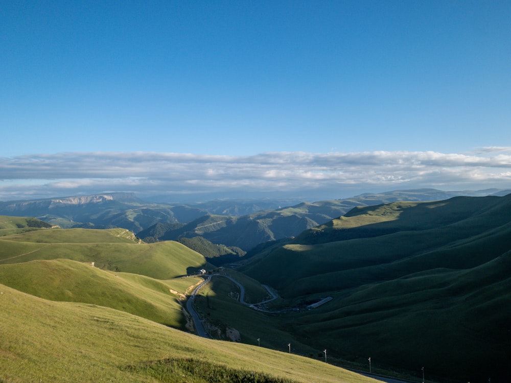 Montañas verdes bajo el cielo azul durante el día