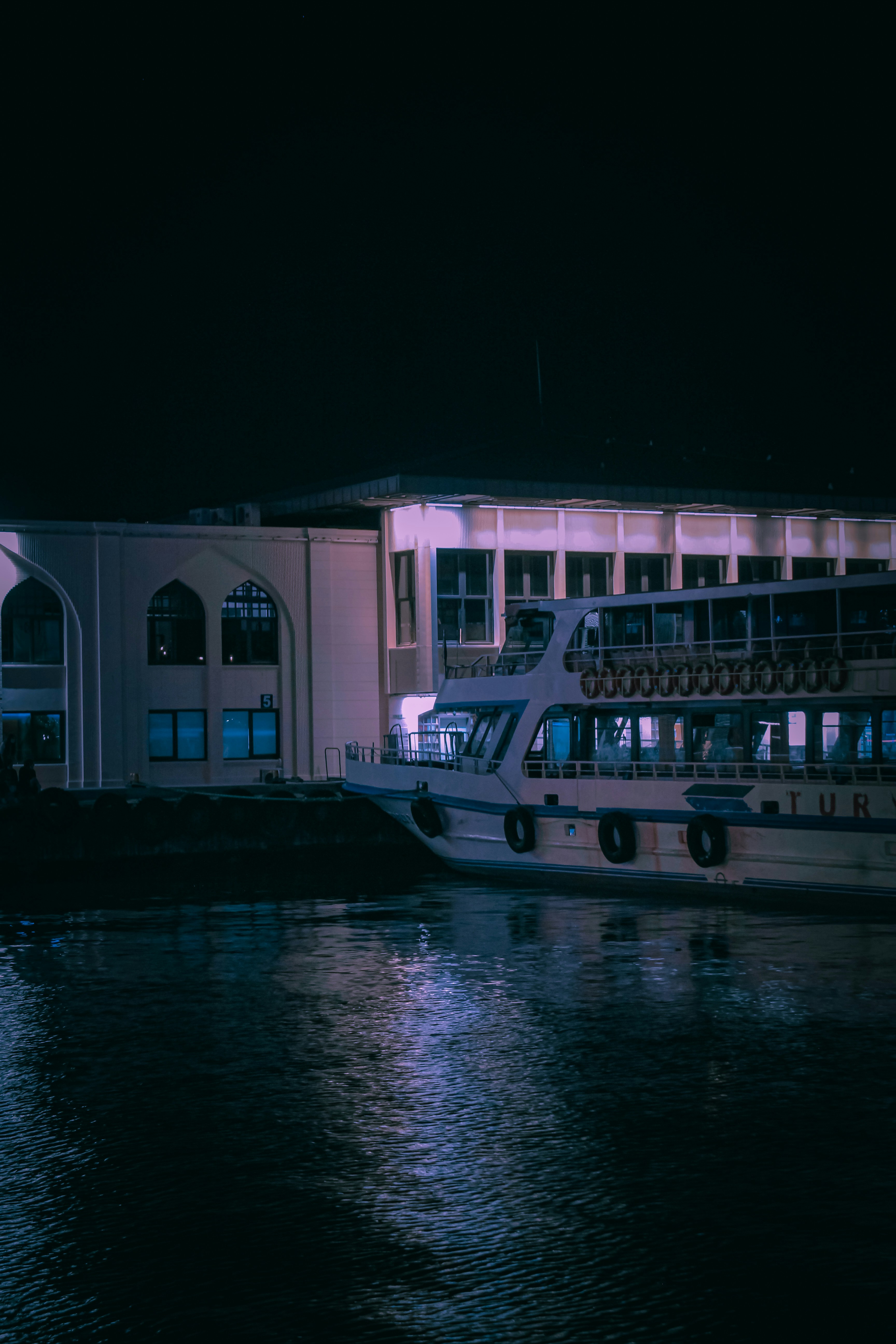 elegant boat night, wallpaper, Dinner Cruise Outfits: Stylish Ideas for Your Night 2