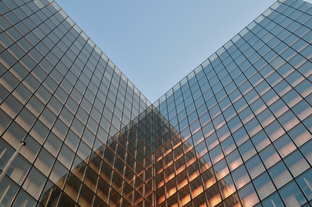 bâtiment brun et noir sous le ciel bleu pendant la journée