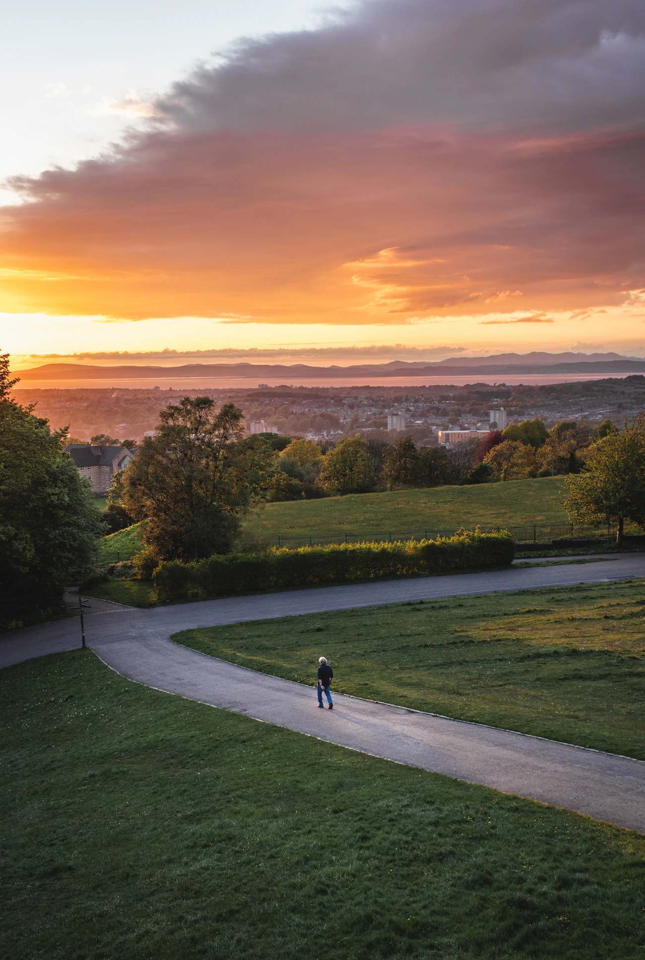 Person auf einem Weg bei Sonnenuntergang als Symbol für den nächsten Schritt nach der Berechnung