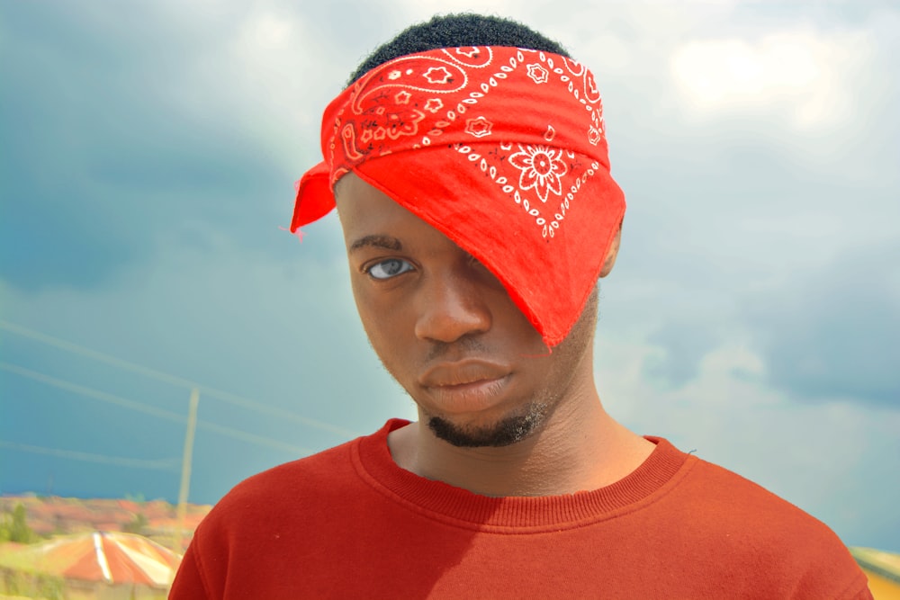 uomo in camicia rossa girocollo con bandana rossa foto – Abbigliamento  Immagine gratuita su Unsplash