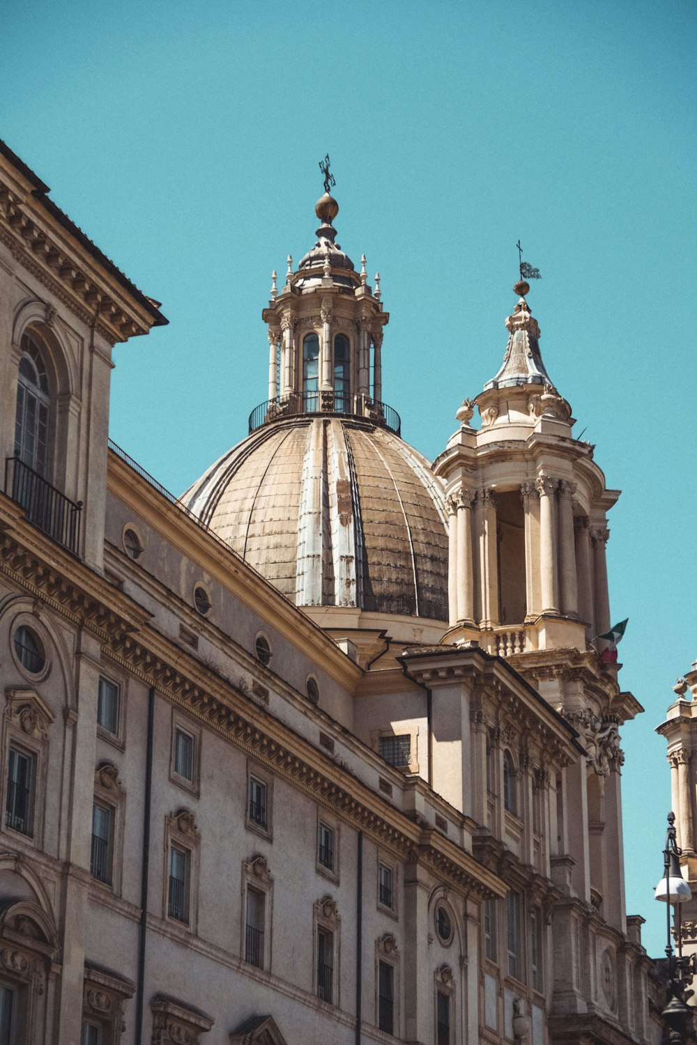 edificio in cemento bianco e marrone