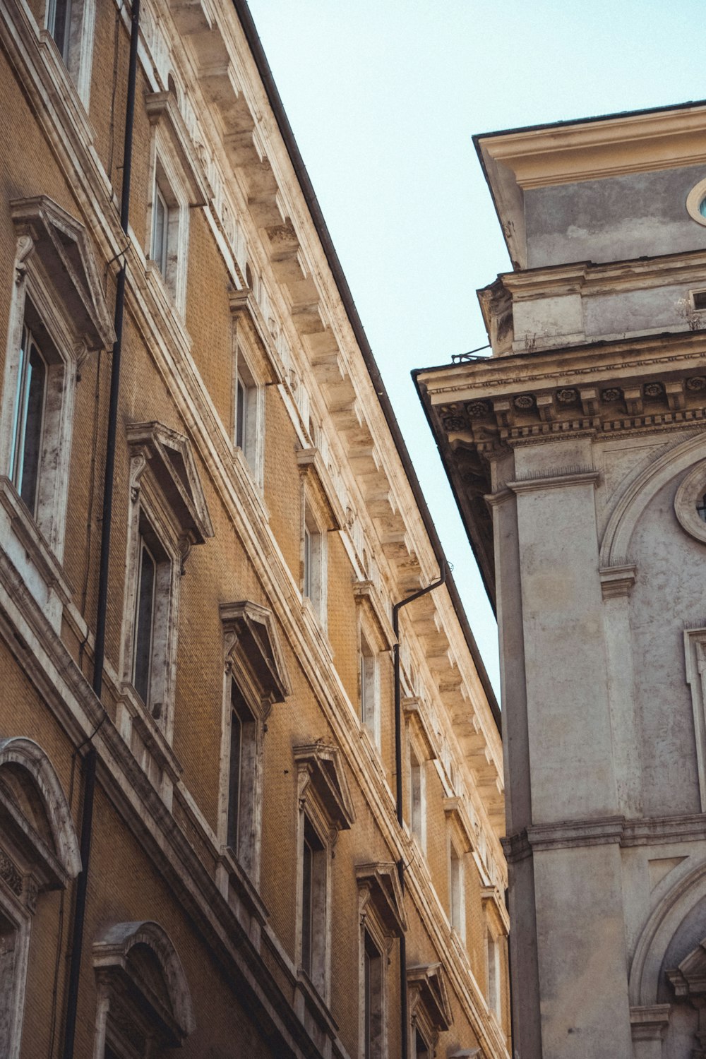 edificio in cemento marrone durante il giorno