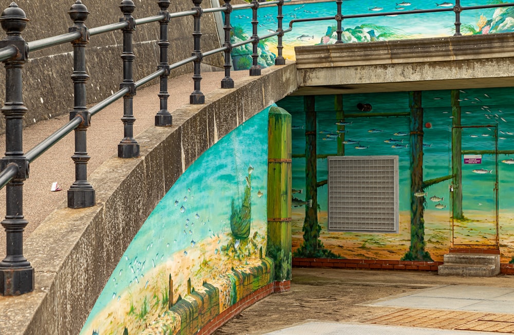 Mur de béton bleu et vert