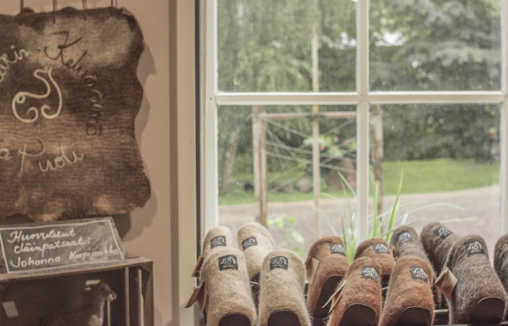 braunes hölzernes hängendes Dekor in der Nähe des Fensters