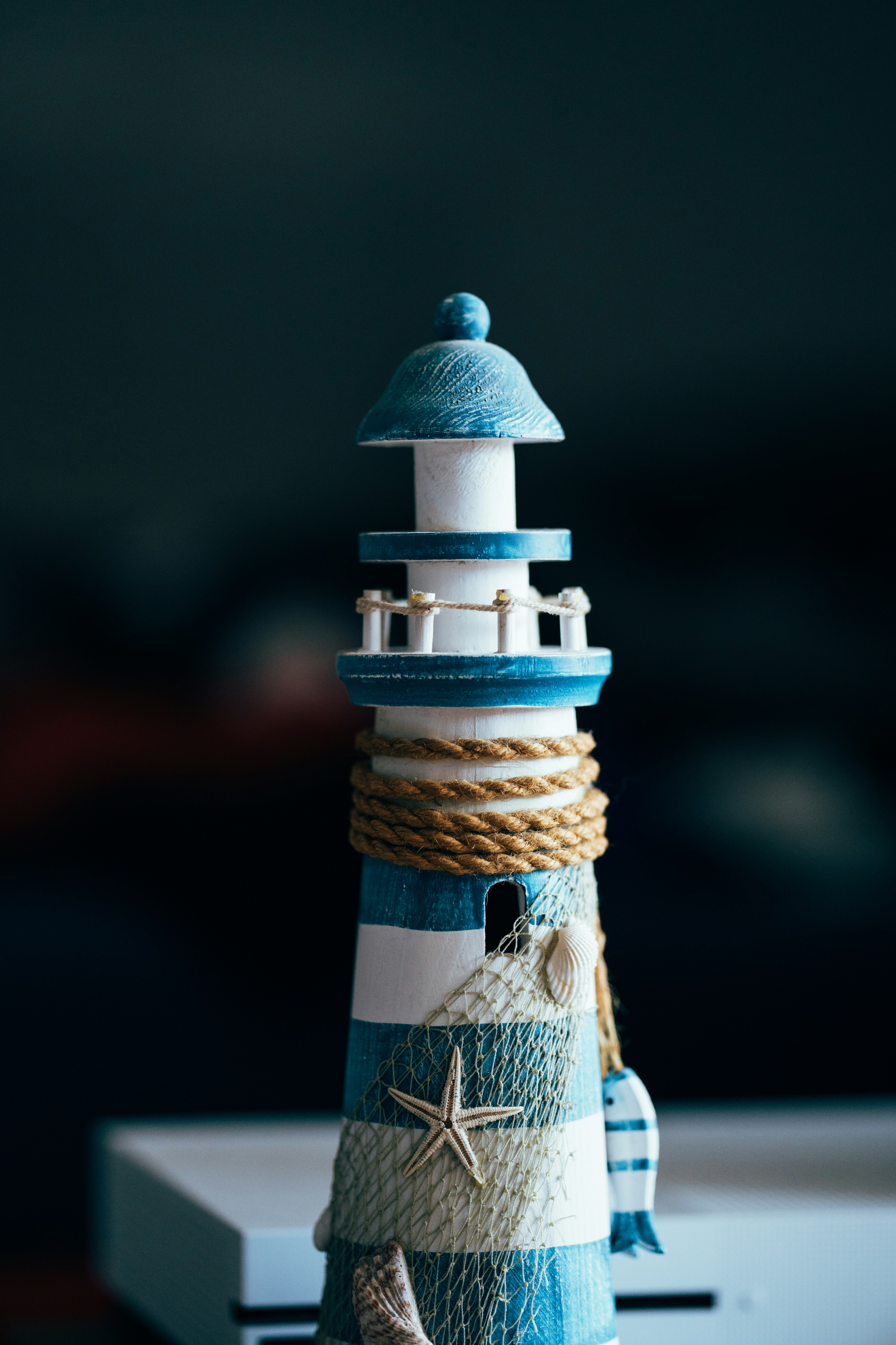 Foto zum Thema Weißer und blauer Turm mit weißem und rotem Hintergrund ...