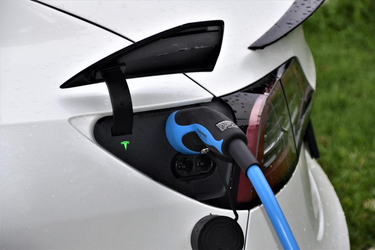 Coche eléctrico enchufándose - compradores esperan ayudas Plan MOVES III