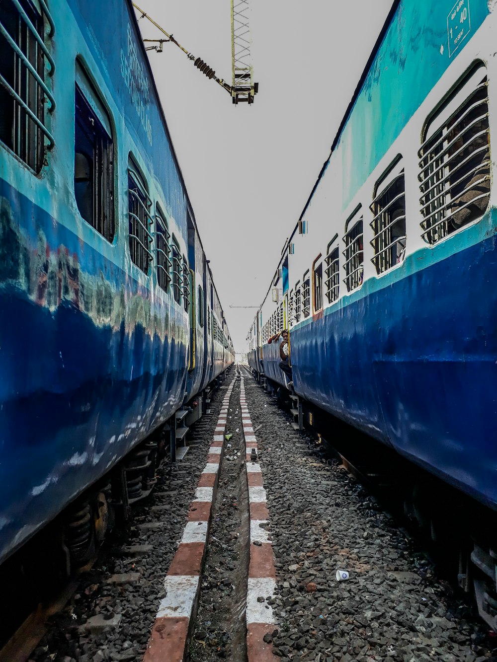 철도 트랙에 파란색과 흰색 기차
