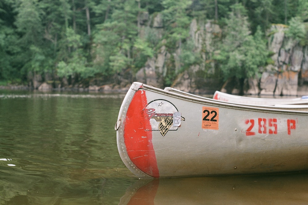 Barco rojo y blanco en el lago durante el día